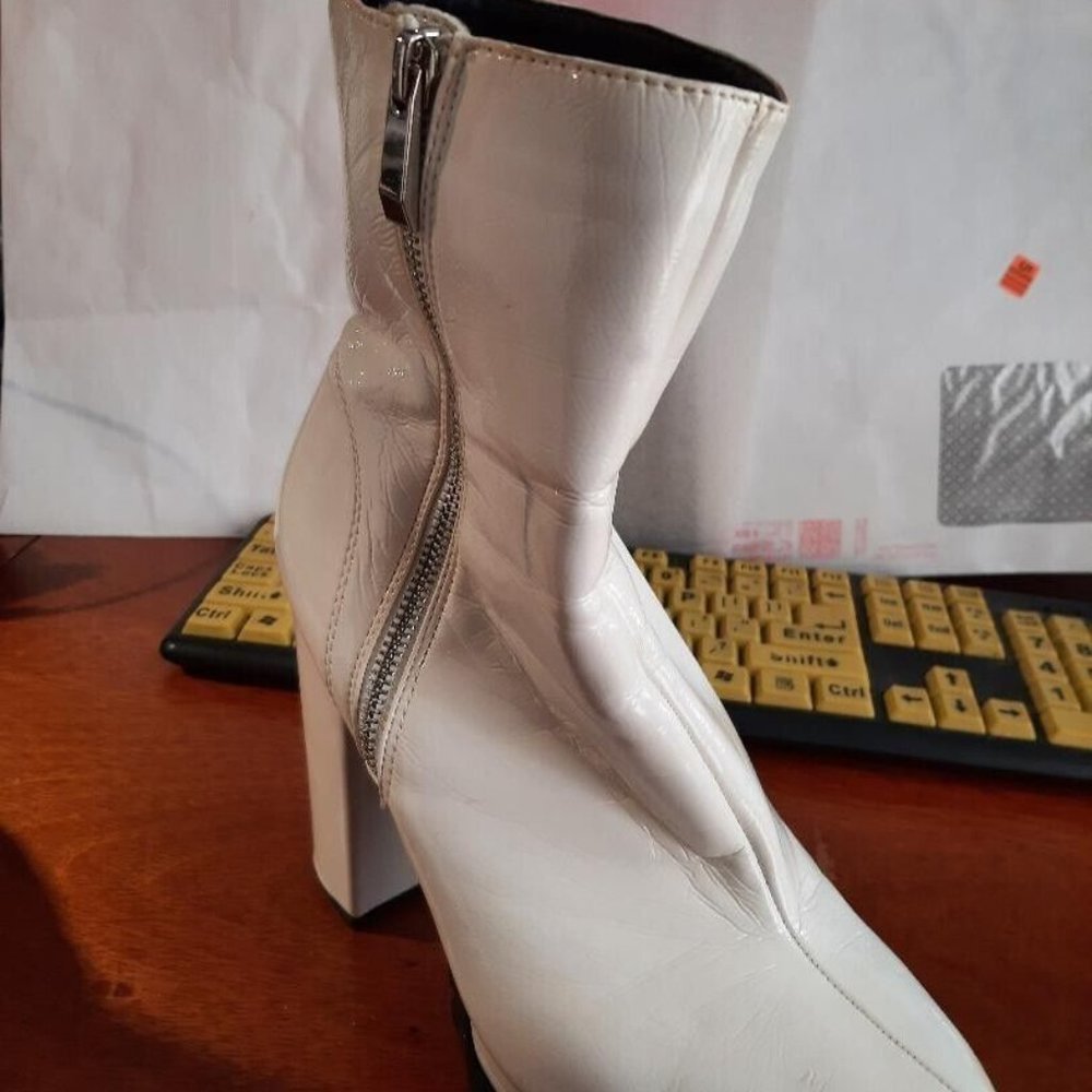 WildDiva PU Leather Block Heel Boot Side Zipper White Size 9 Worn Once